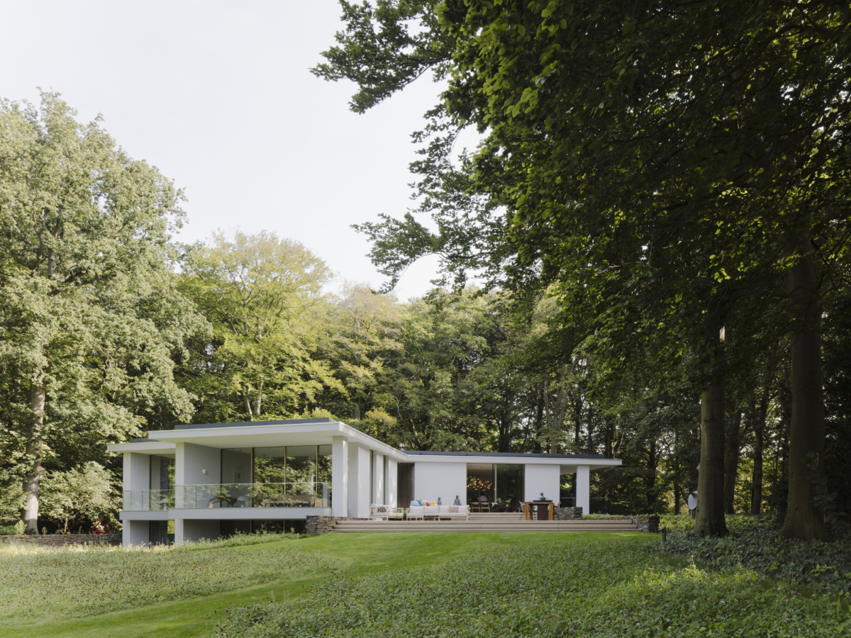 architect_villa_verankerd_in_boslandschap_vogelenzang