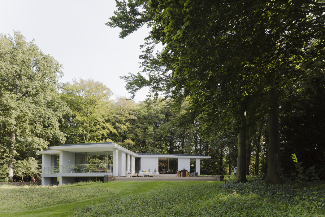 architect_villa_verankerd_in_boslandschap_01