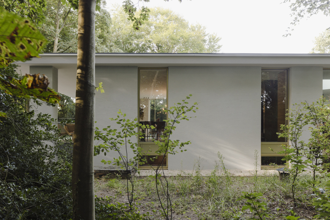 architect_villa_verankerd_in_boslandschap_5