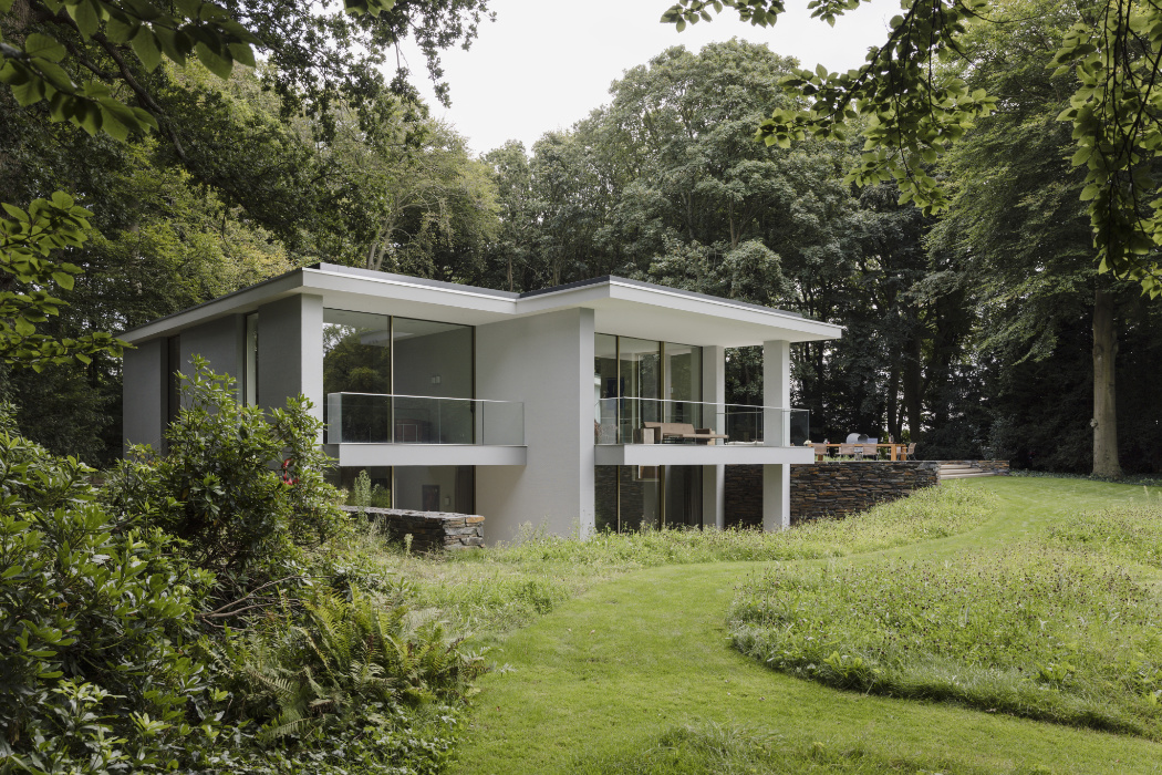 architect_villa_verankerd_in_boslandschap_7