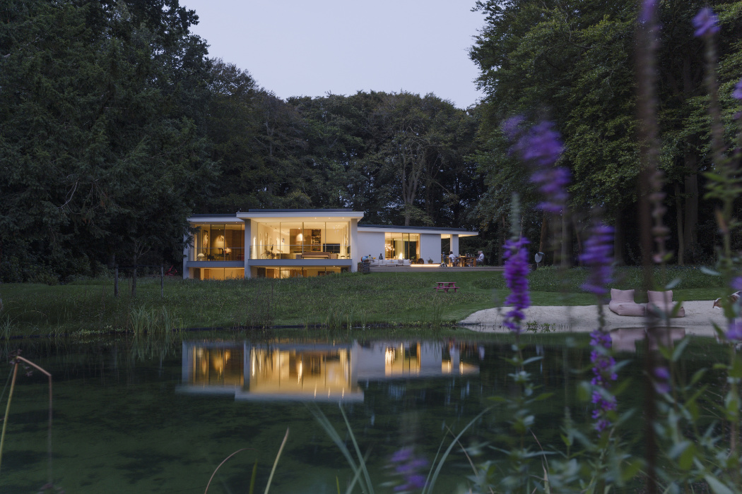 architect_villa_verankerd_in_boslandschap_24