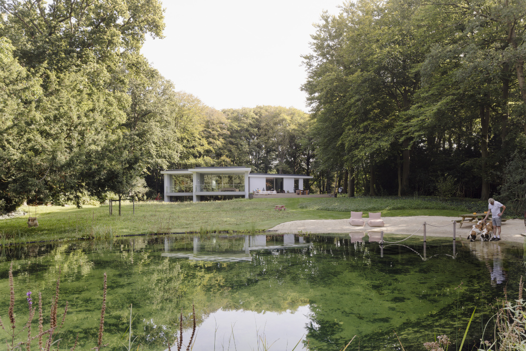 architect_villa_verankerd_in_boslandschap_25